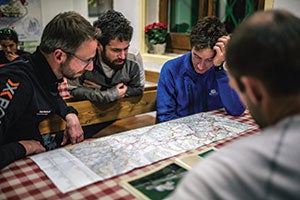 Runners study the course's topography before the start. Photo by Jordi Saragossa