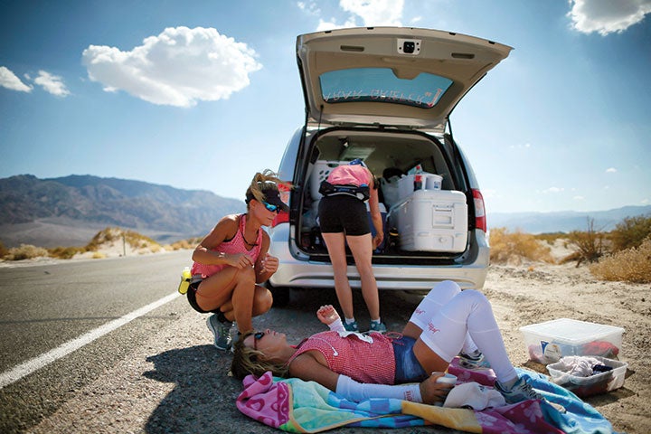 Shannon in the extreme heat of the 2013 Badwater 135 in Death Valley, California. Photos by Lucy Nicholson/Reuters